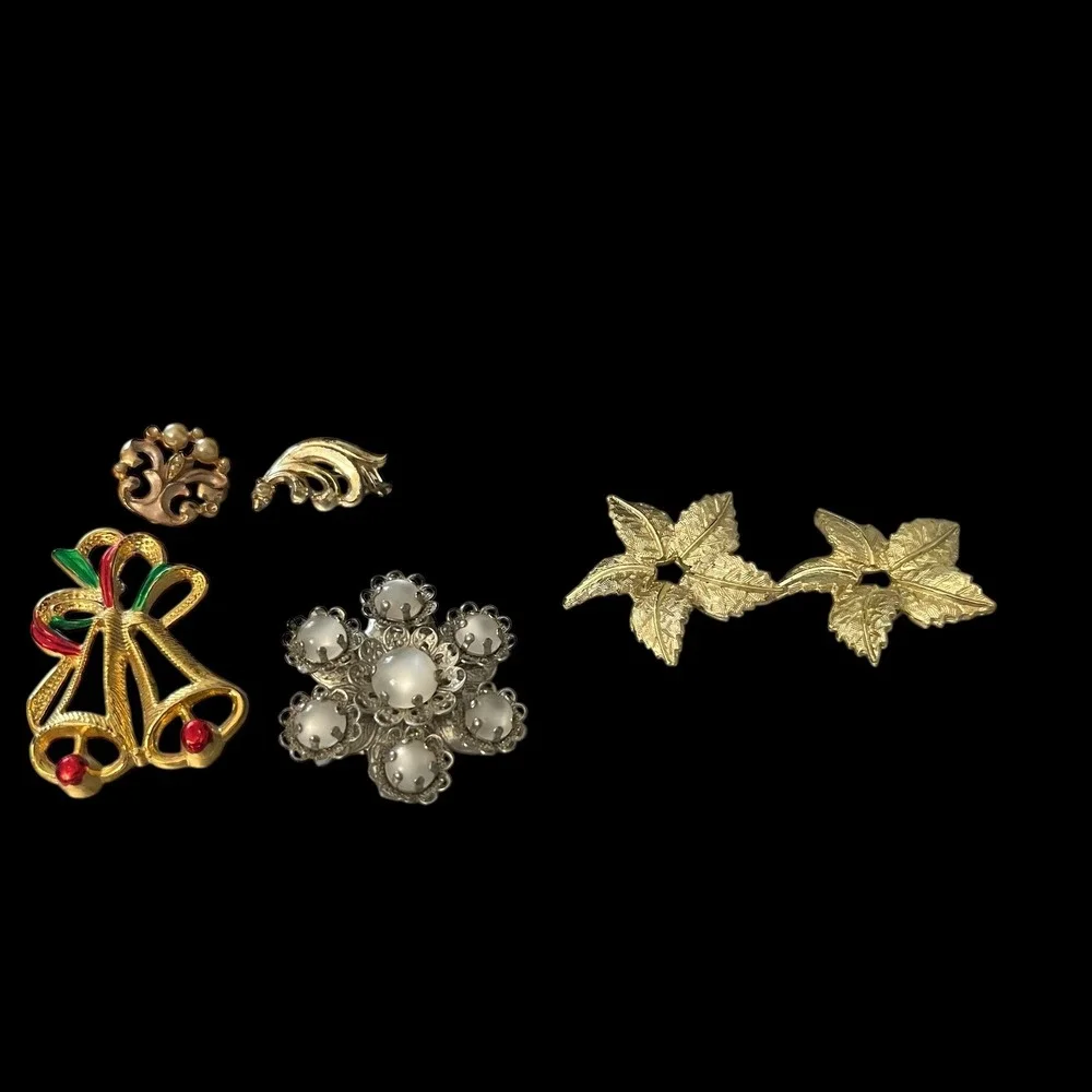 Lot of‎ 6 Vintage Brooches Christmas Bells Flower Leaf Accents Gold Tone